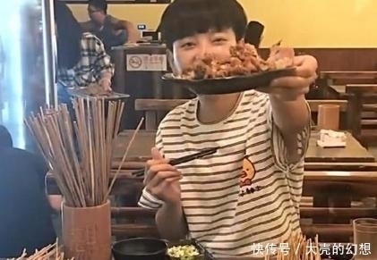 串串香|女子去吃69元自助餐,一人吃掉1000根肉串,走时老板笑着说免单