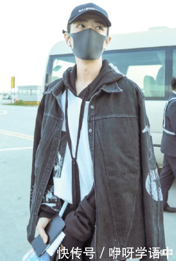 机场|肖战接受视频专访,穿黑白套装机场亮相,期待男神更多新作