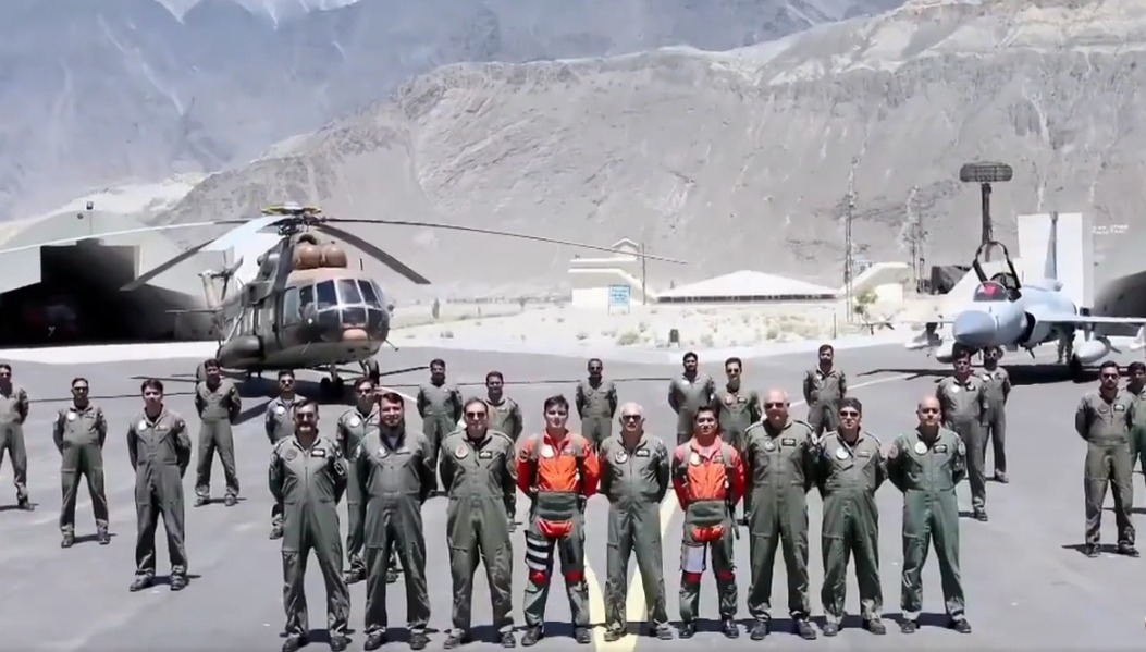 巴基斯坦|巴基斯坦前线迎来神秘人物，大批枭龙列队欢迎，印指挥官脸色铁青