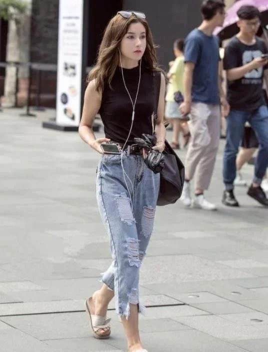 喜欢|街拍:一字肩上衣搭配牛仔短裤,小美女格外的优雅,越看越喜欢