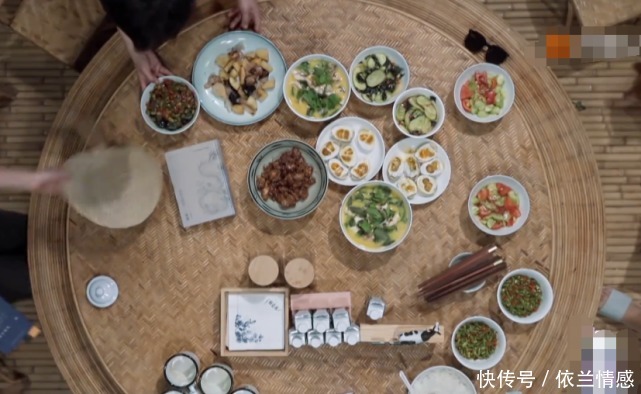 何老师|快乐家族作客蘑菇屋,待遇到底有多高看到晚饭场面,这真是第一次见