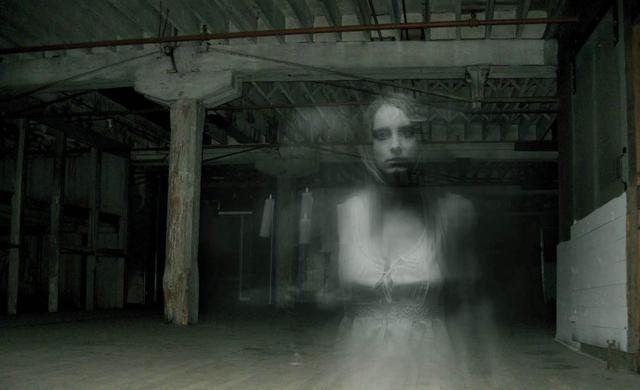 改造|真人秀盯上凶宅大改造!清洗陈年血迹,撬开躺过死尸的地板…