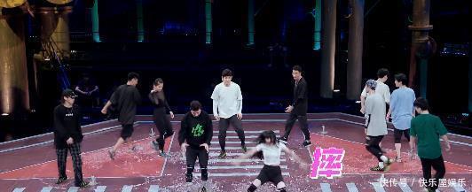 钟汉良|王一博战队水舞台险胜，钟汉良删减技巧动作，导演忽略安全因素