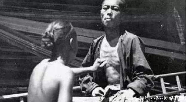 老爷|清朝老照片：穷人家的娃娃睡觉“抱猪”取暖，老爷一妻六个小妾