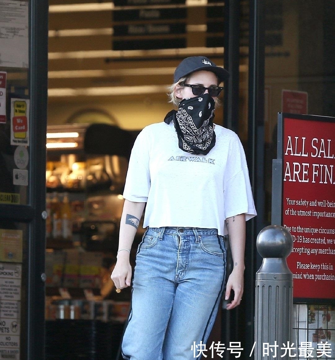 暮光|“暮光女”扎丸子头戴墨镜,穿黑色紧身裤走运动范,真的太酷了