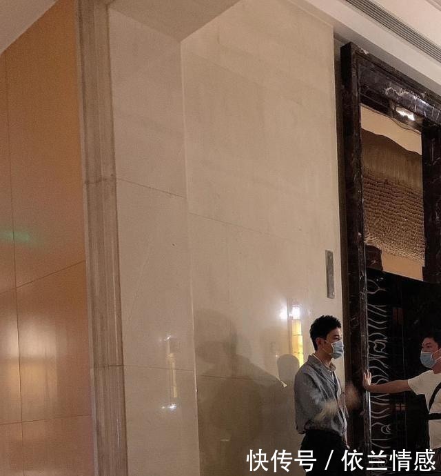  身高|黄晓明《中餐厅》路透曝光，身材高大却被发现穿鞋底超厚运动鞋