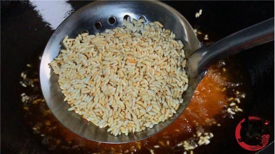 冰糖|把1碗“生大米”倒入滚烫的油锅里,会做成一道什么样的美味