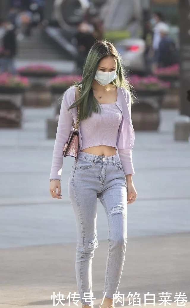 大气|路人街拍,美女穿细格纹设计的吊带紧身裙,显得大气又优雅