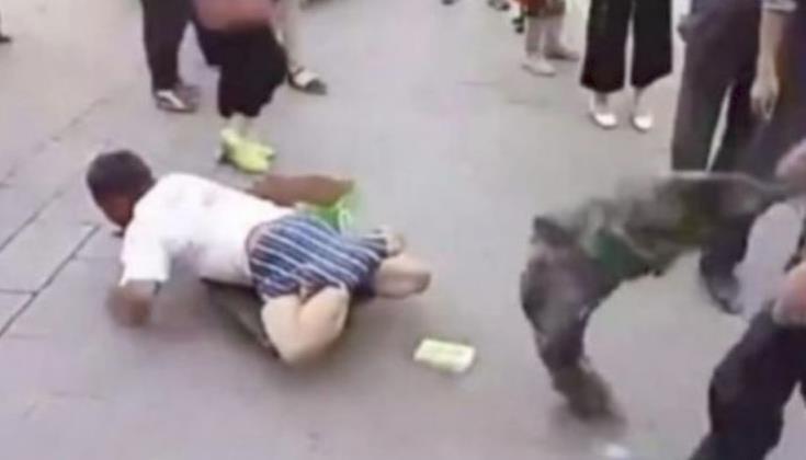 情绪|乞丐乞讨时被男子强脱裤子，接下来瞧到的画面让所有人情绪失控