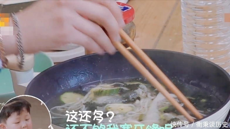 金针菇|郑爽自制低脂餐,黄瓜3片,金针菇一撮,看到面条放了几根,心疼哭了
