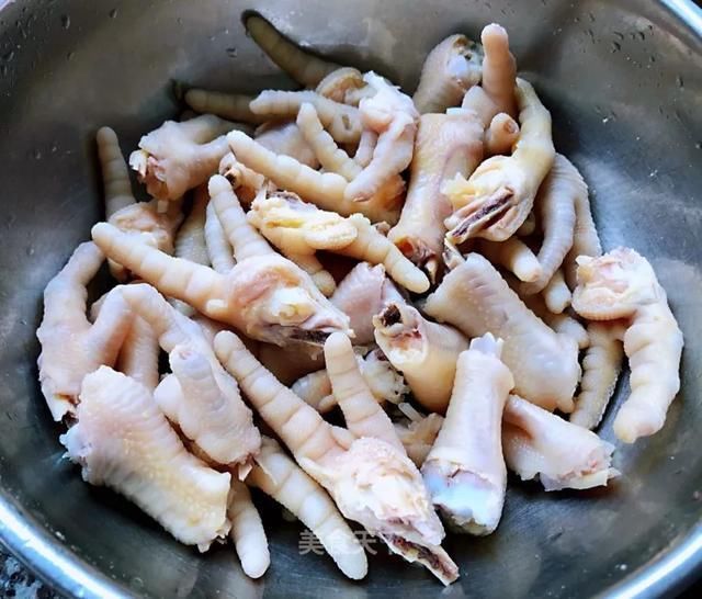 切成|这样做鸡爪真的太好吃了,越吃越上头!你们一定要试试看!