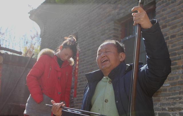  拒收|收养十几年 亲妈来认亲给30万 养父拒收 去一趟养女学校 含泪收下