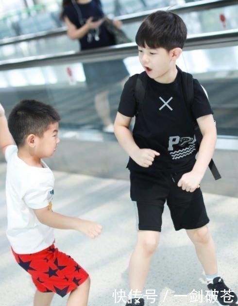  机场|小鱼儿和安吉在机场打架！鱼儿挥拳打安吉，最后被揪住耳朵教训