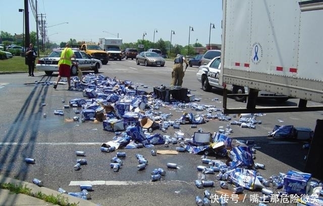 碰撞|大货因碰撞后车厢出现大口子,司机下车一看,一下子有些慌