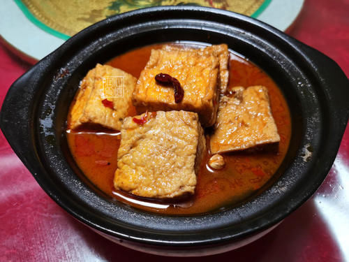  上桌|一家人下馆子，5菜1汤花了300元，第三道菜一上桌就发现菜点多了