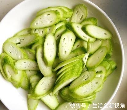丝瓜|做丝瓜炒鸡蛋时,先炒丝瓜还是先蛋,很多人做错,难怪丝瓜不滑嫩