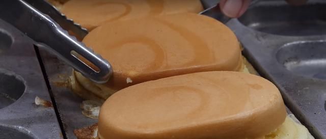 街头|大姐街头卖“煎蛋糕”小吃,分量足味道好,6块就能管饱