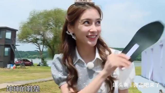 补妆|跑男“最怕素颜”女嘉宾,录节目疯狂补妆照镜子,郑恺毫不示弱