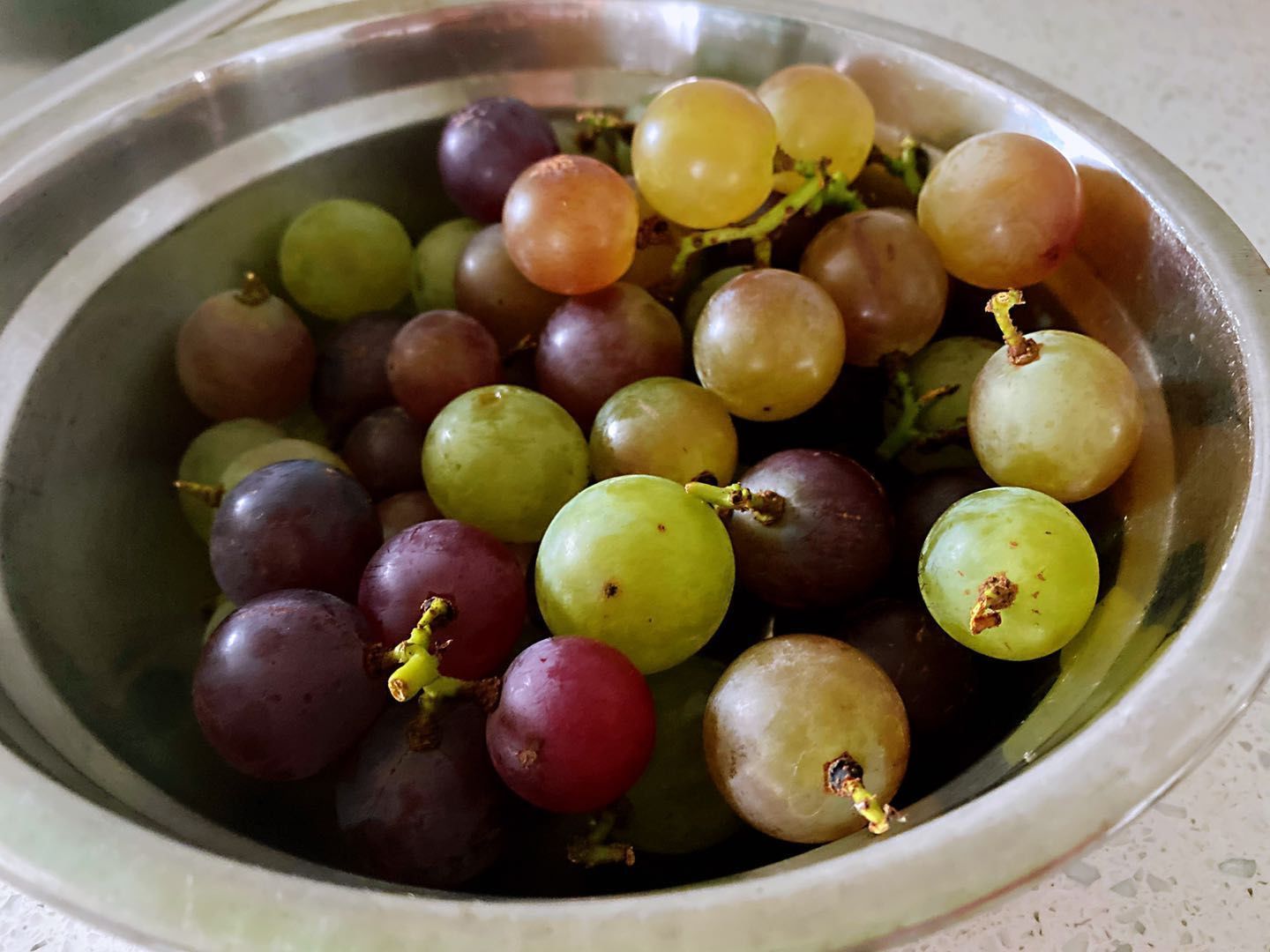 小妙|葡萄不要清水洗,灰尘虫卵洗不掉,教你一个小妙招,脏东西全跑光