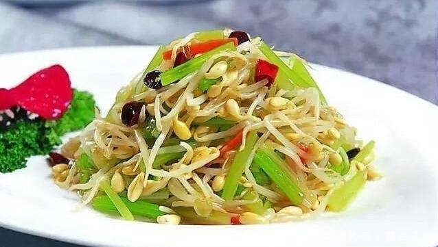简单|芹菜豆芽都是很家常的食材,两者搭配简单一炒,清爽美味