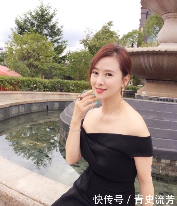 依旧|翁虹罕见晒美照,年过半百身材依旧完美,魅力十足