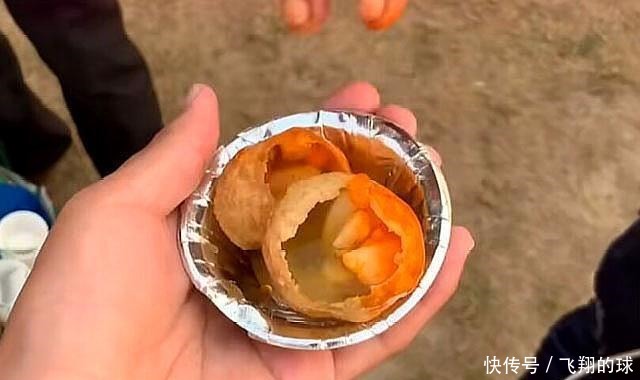 小吃|大叔街边卖小吃,3块钱8个,当地人一口一个,中国小伙看看就行