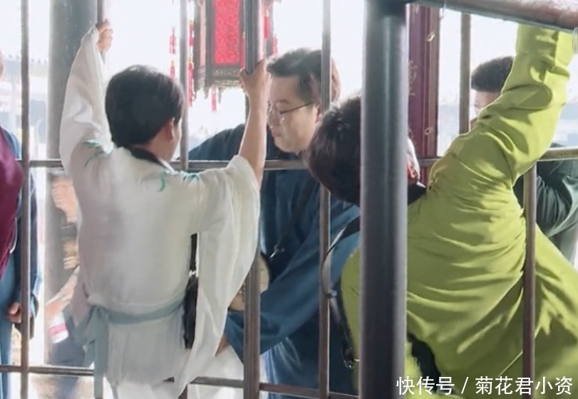轻松|《德云斗笑社》节目设计有问题,道具做得太大意,徒弟轻松钻过去