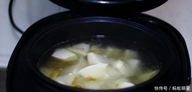 家人|寒冷天炖一锅排骨萝卜汤,做法简单,味道鲜美,家人喝了开胃顺气