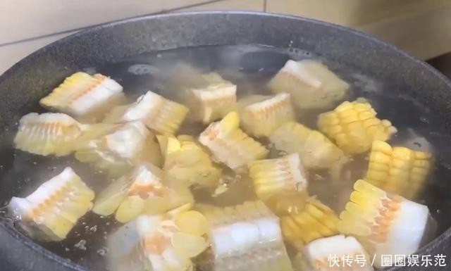 洗干净|煲排骨汤:排骨不要直接炖,也不要放料酒,多一个步骤,汤鲜味美