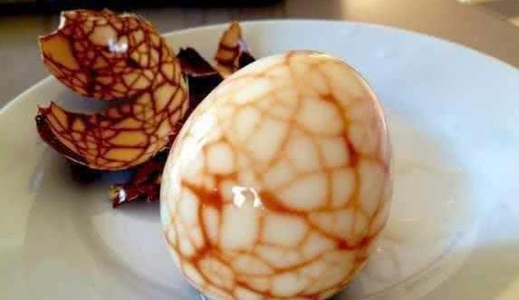 惊艳|姑娘街头卖“丝袜鸡蛋”,食客直言反胃,成品出来后都被惊艳到