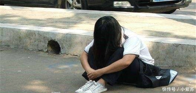 粉笔|那些蹲在马路边，写粉笔字“借钱”的女学生，到底都是什么人？