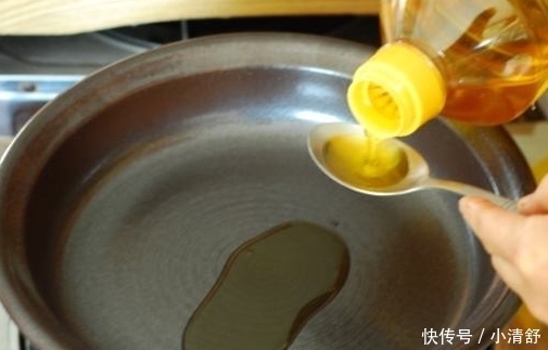 鸡蛋|煎荷包蛋别傻傻只倒油！多加这样“东西”，荷包蛋又圆又嫩不粘锅