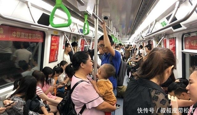 让孩子|看到爸爸在地铁上睡着，男孩手写小纸片提醒乘客，文字暖哭网友