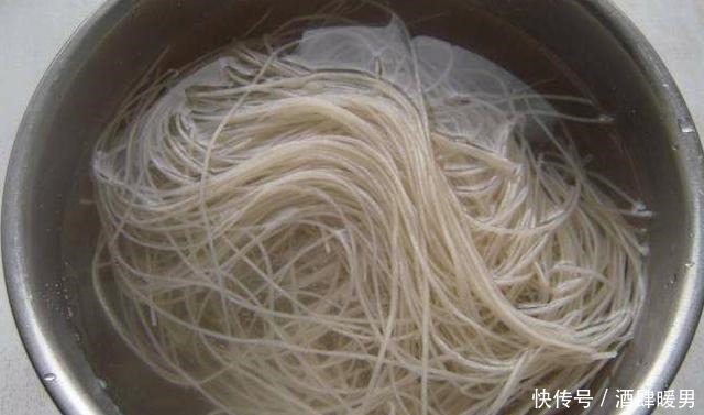把豆腐|爱吃豆腐的有福了,加上粉条做成汤,鲜嫩有营养,配米饭真香