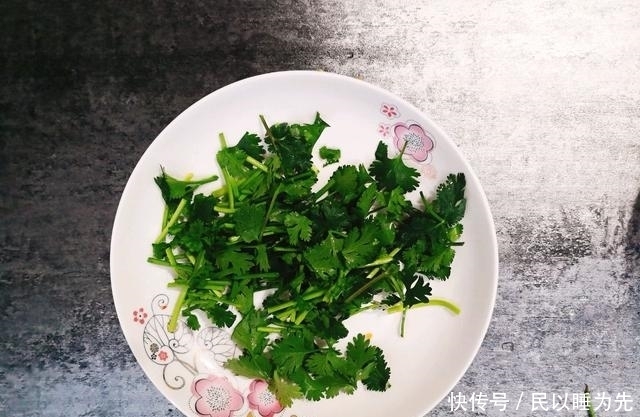 柠檬|鸡腿不炖也不炸,放入柠檬拌一下,酸辣开胃又下饭