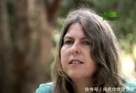 咬住|美女在动物园被北极熊咬住腿,游客说:放她走