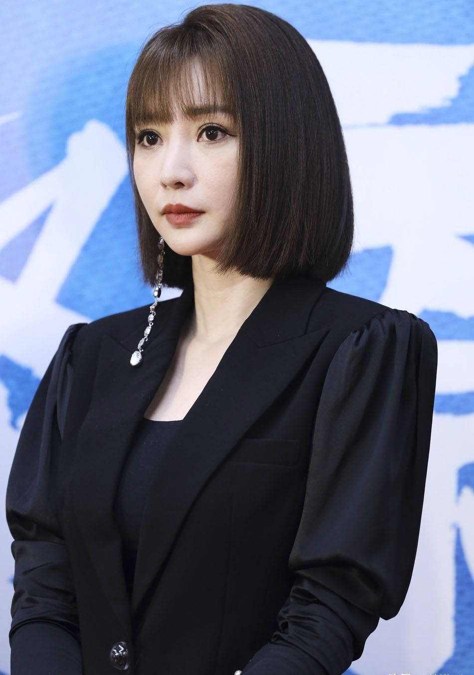  柳岩|40岁柳岩老了，黑西装空气刘海亮相，打扮年轻藏不住眼角皱纹