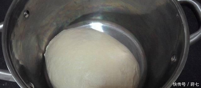  柔软|美食如此简单：一碗面粉一袋牛奶，教你在家做吐司，柔软拉丝有弹性！