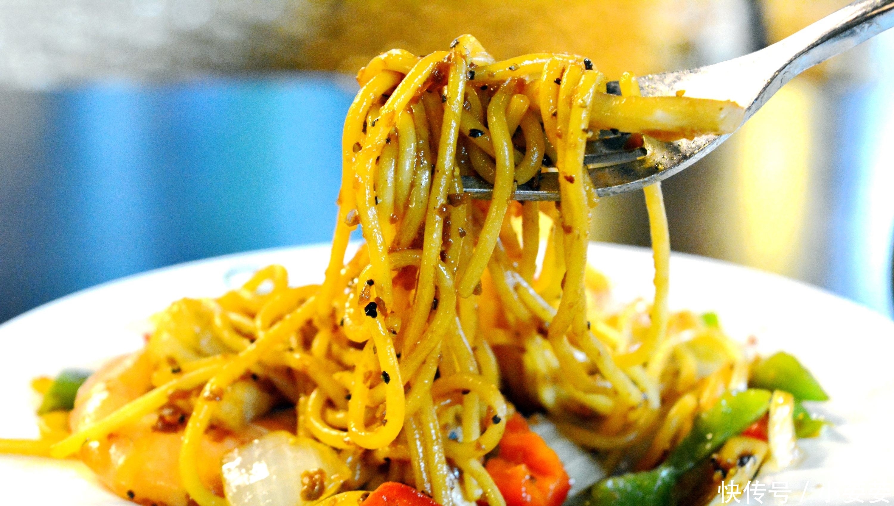 外国人|外国人疑惑:为什么中国人吃的面条都带汤呢?网友的回答扎心了