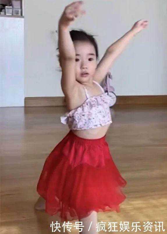 自导|董璇晒女儿跳舞视频，4岁小酒窝自编自导儿童舞，一字马太有范