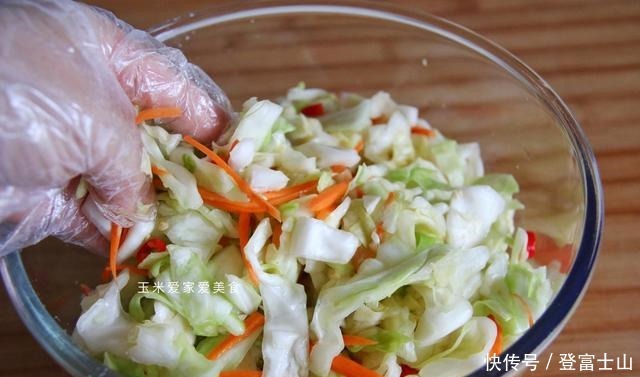 做法|包菜最下饭的做法,一次拌5瓶,酸辣脆爽,比吃肉还香