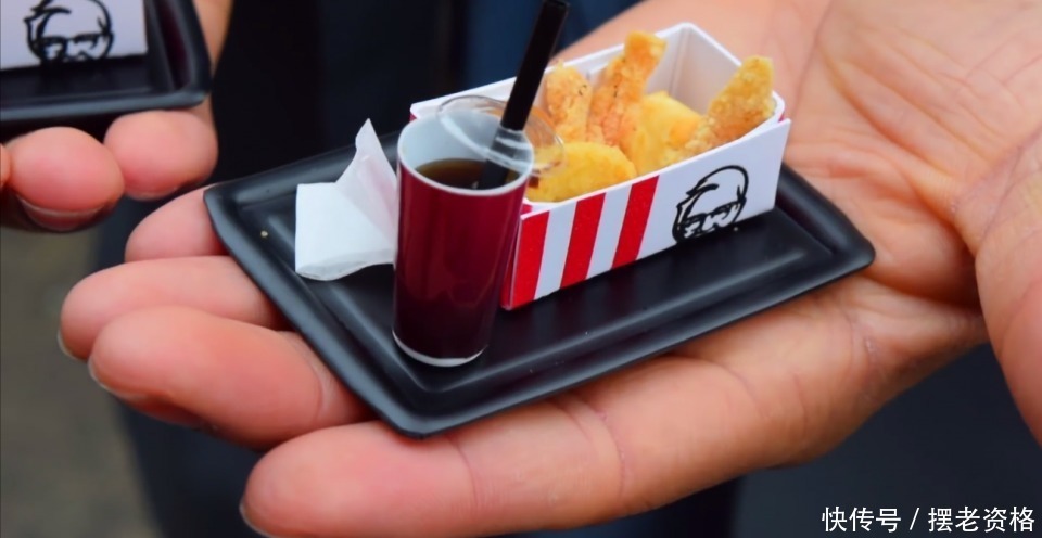 地上|世界最小的肯德基店,一份炸鸡比手指还小,还得趴在地上取餐