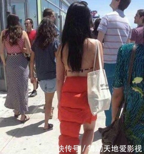 街上|“看这女子的裙子真的挺任性，走在街上我都替她感到尴尬”哈哈哈