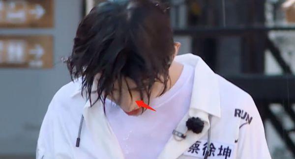  角度|蔡徐坤录跑男底妆有多厚？被高压水枪冲到脱妆，鼻子的角度太奇怪