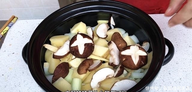 在家|饭店208元的三汁焖锅,自己在家做30块全家吃饱,做法特简单