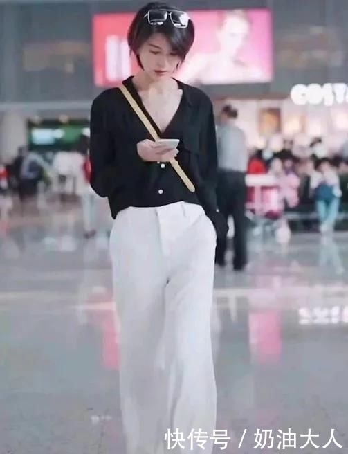 小姐姐|街拍:身材高挑的小姐姐,条纹上衣配牛仔热裤,青春活力气息
