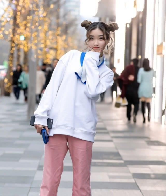 连衣裙|街拍：身材苗条小姐姐，时尚靓丽，轻盈柔美的连衣裙很显青春风姿