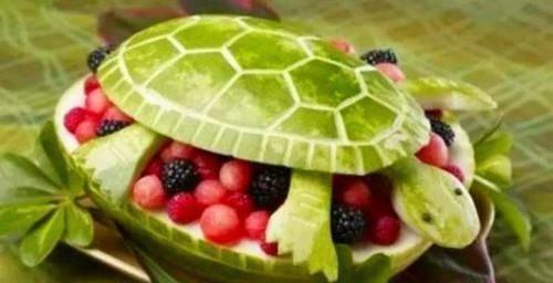 迪拜|迪拜的土豪怎么吃水果,草莓认了,菠萝认了,看到西瓜不淡定了