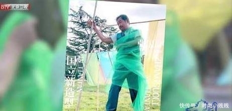  下车|65岁张国立近况大不如前，头发花白驼背明显，下车需搀扶