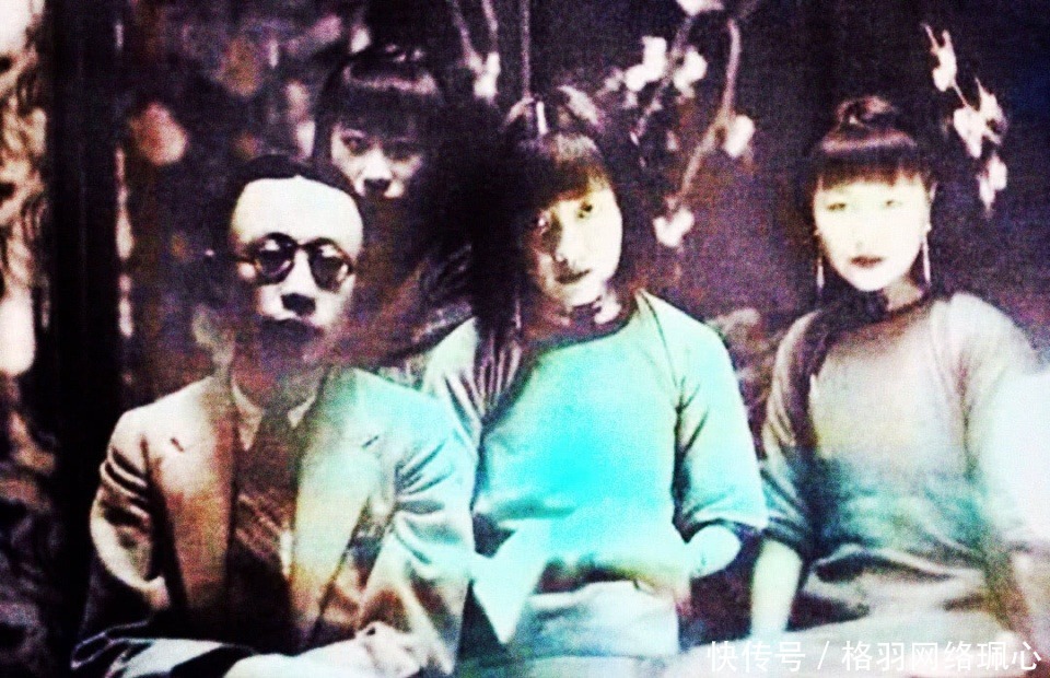 合影|清朝彩色老照片:“巨人”男子娶娇妻,溥仪西装与三位美女合影